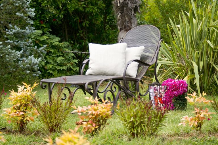 Le siège de repos dans le jardin pour les petits et les grands