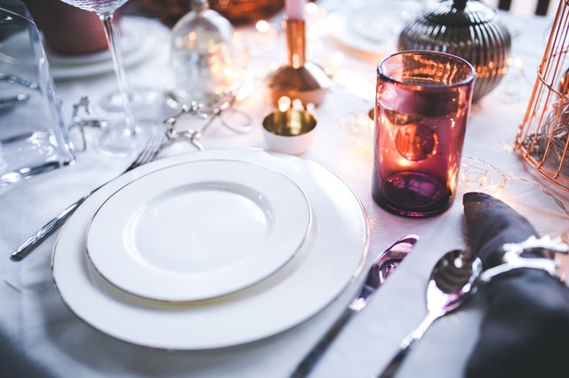 Des assiettes en porcelaine pour une table magnifiquement dressée